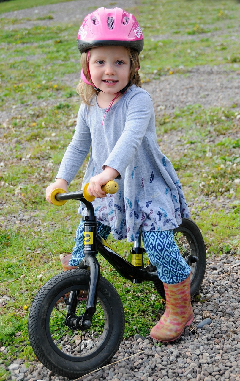 découvrez notre gamme de balance bikes pour apprendre l'équilibre et la coordination dès le plus jeune âge. parfaits pour les enfants, ces vélos sans pédales facilitent la transition vers le vélo traditionnel.