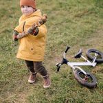 découvrez les bienfaits de la balance bike, un vélo sans pédales idéal pour aider les enfants à développer leur équilibre et leur coordination tout en s'amusant. parfait pour les petites aventures en plein air et l'apprentissage de la conduite en toute sécurité.