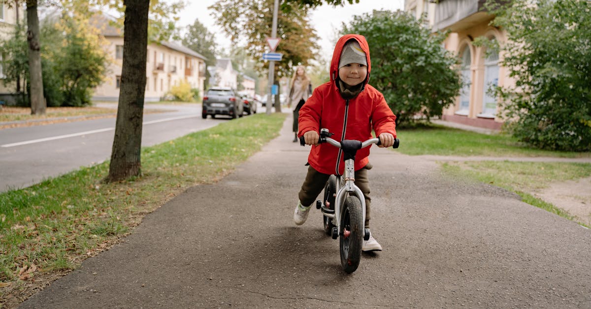 découvrez la balance bike, le vélo d'équilibre idéal pour les enfants ! favorisant l'apprentissage du vélo dès le plus jeune âge, cet équipement ludique aide à développer la coordination et la confiance. offrez à votre enfant une expérience de conduite amusante et sûre.