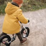 découvrez la balance bike, un vélo sans pédales conçu pour aider les enfants à développer leur équilibre et leur confiance sur deux roues. parfait pour les tout-petits, cet essai ludique du cyclisme favorise l'autonomie et le plaisir en plein air.