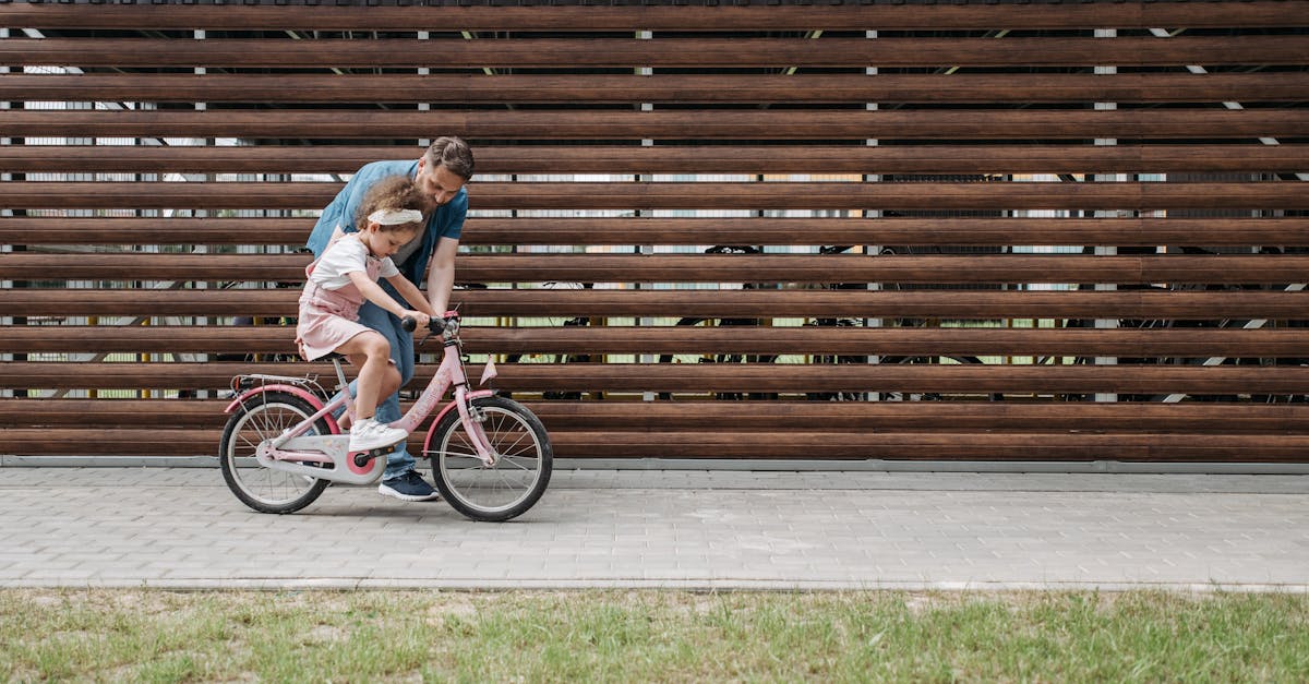 découvrez les meilleures méthodes d'apprentissage pour maîtriser la draisienne ! cet article explore des techniques efficaces et des conseils pratiques pour aider votre enfant à développer son équilibre et sa confiance sur deux roues. parfait pour les parents soucieux d'offrir à leurs petits une expérience d'apprentissage amusante et sécurisée.