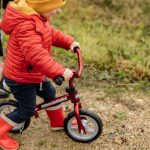 découvrez la balance bike, un vélo d'équilibre idéal pour aider les enfants à développer leur confiance et leurs compétences en cyclisme. léger et facile à manœuvrer, il offre une expérience d'apprentissage amusante et sécurisée. parfait pour les tout-petits souhaitant se préparer à faire du vélo sans roulettes.