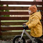découvrez la balance bike, un excellent moyen d'aider les enfants à développer leur équilibre et leur coordination tout en s'amusant. idéale pour les petits aventuriers, cette draisienne sans pédales accompagne les tout-petits dans leurs premières explorations à deux roues.