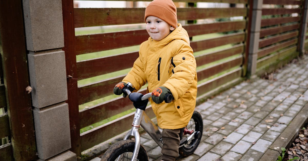 découvrez les vélos d'équilibre, parfaits pour initier vos enfants au plaisir de faire du vélo tout en développant leur équilibre et coordination. un moyen ludique et sûr d'apprendre avant de passer à un vélo classique.